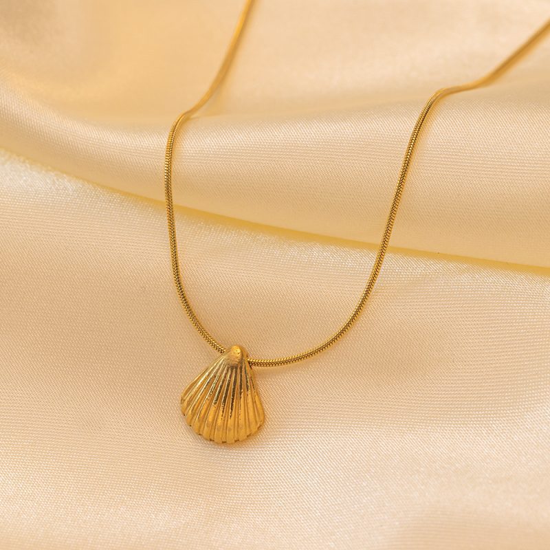 Light Luxury 18K Real Gold Stainless Steel Striped Fan-Shaped Shell Texture Necklace - Image 3