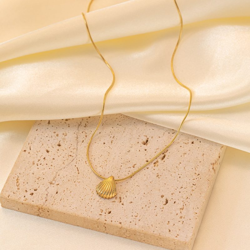 Light Luxury 18K Real Gold Stainless Steel Striped Fan-Shaped Shell Texture Necklace - Image 4
