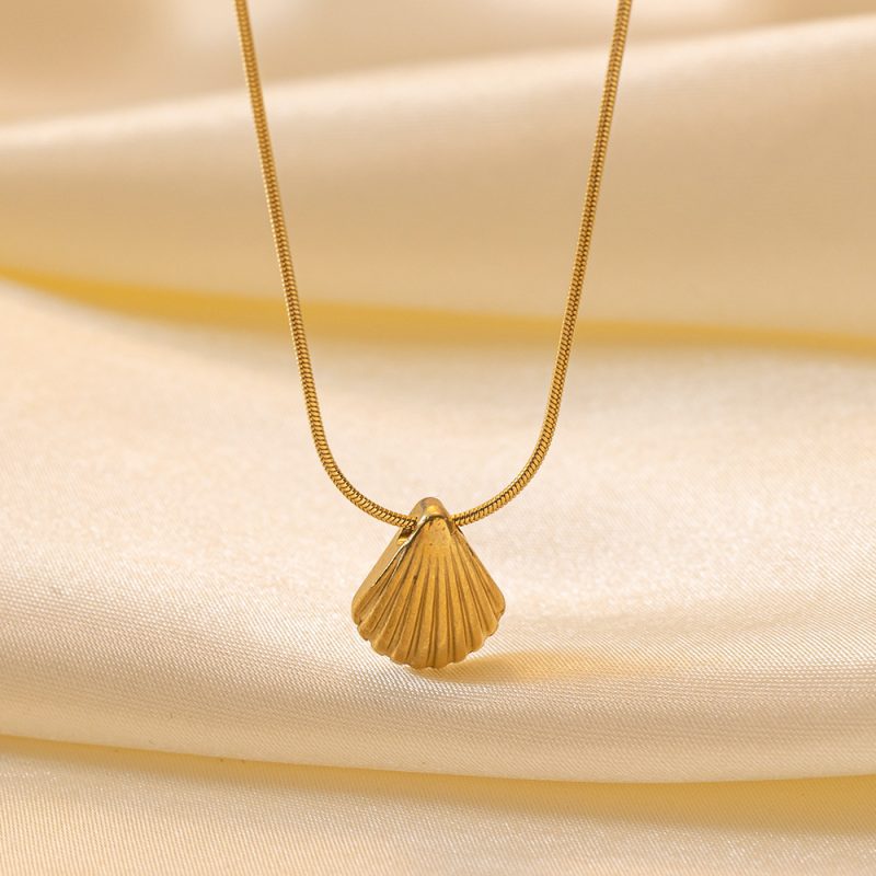 Light Luxury 18K Real Gold Stainless Steel Striped Fan-Shaped Shell Texture Necklace